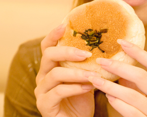 パン食う女性
